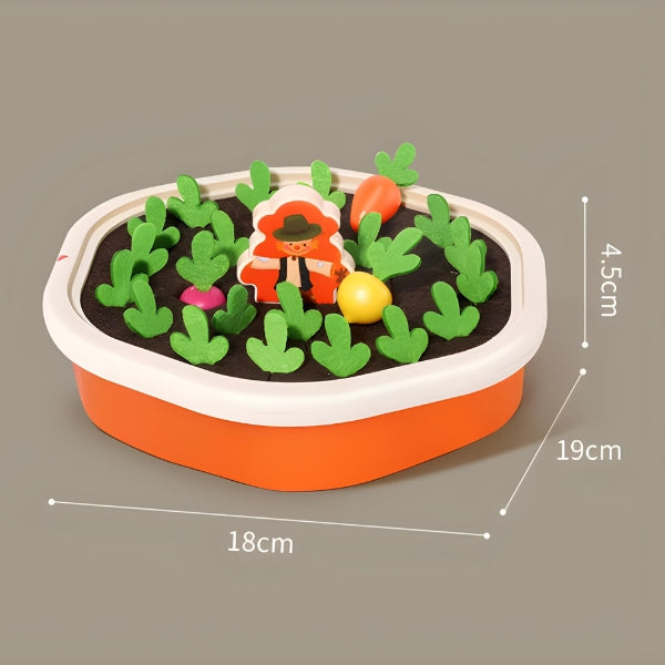 Bebê explorando a MiniHorta Kids de forma sensorial. Seguro para uso desde os 6 meses, com peças macias e grandes