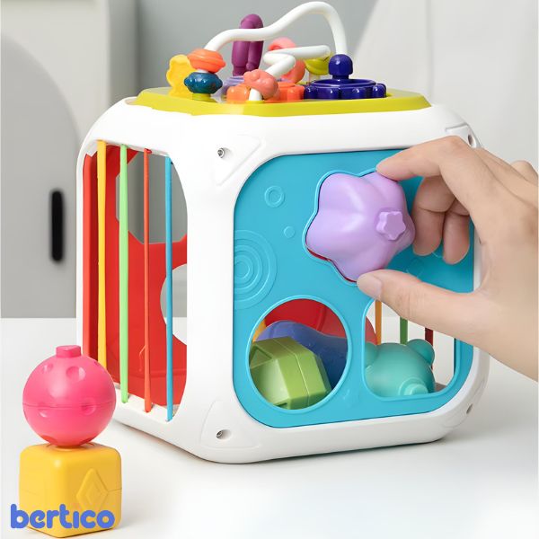 Bebê usando o FormaBox durante a brincadeira. Estimula o aprendizado ativo com foco em habilidades visuais e motoras