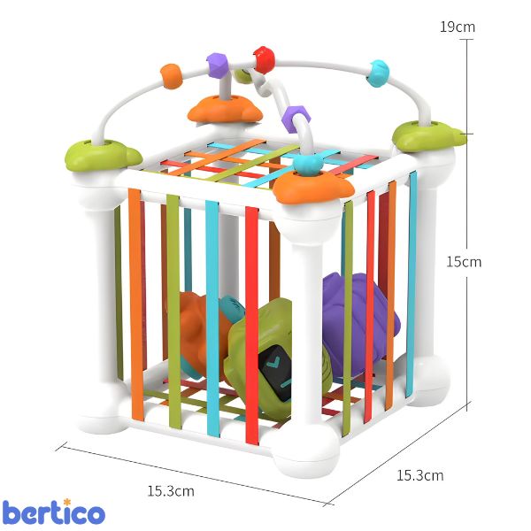 Criança brincando com o FormaBox. Cubo sensorial ideal para desenvolvimento cognitivo e reconhecimento de formas e cores