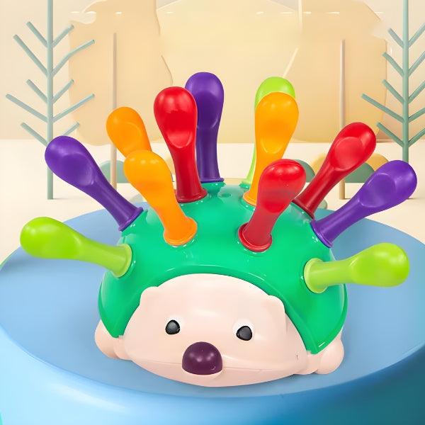Criança brincando com o SenseHedge. Desenvolve coordenação olho-mão, foco e percepção visual com segurança
