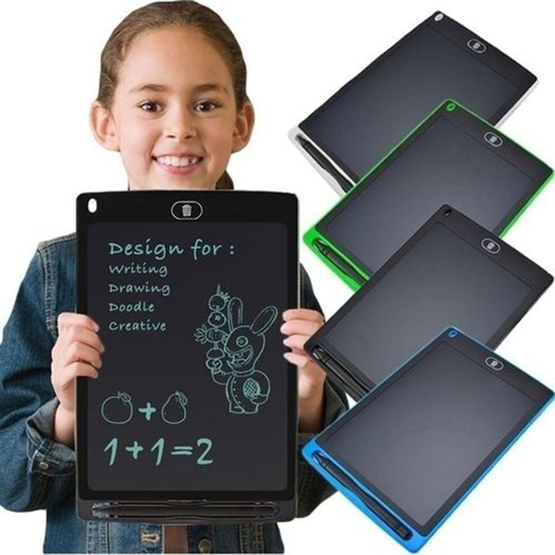 Criança desenhando no Tablet Mágico Bertico. Brinquedo educativo que ajuda no desenvolvimento motor e na expressão criativa
