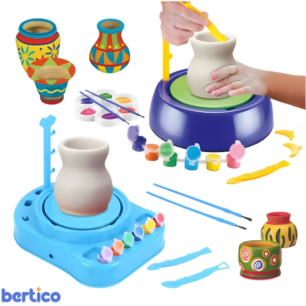 Criança modelando argila com a MiniCeram. Brinquedo educativo que desenvolve coordenação motora e expressão artística