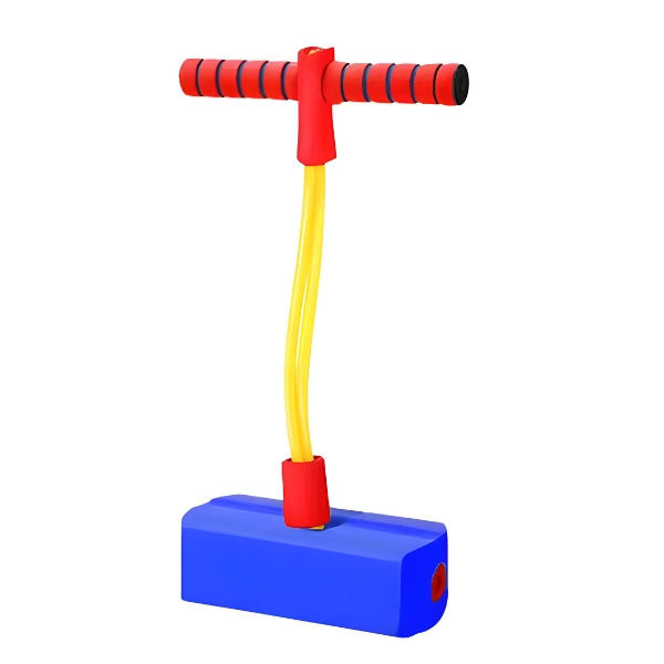 Criança pressionando o HandJump Pro com a mão. Brinquedo que estimula força e controle motor com brincadeira ativa
