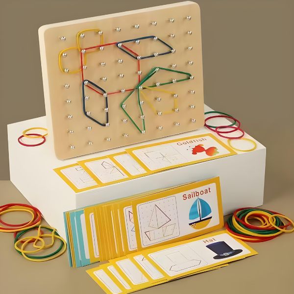 GeoFio Kids em ação com elásticos coloridos formando figuras geométricas