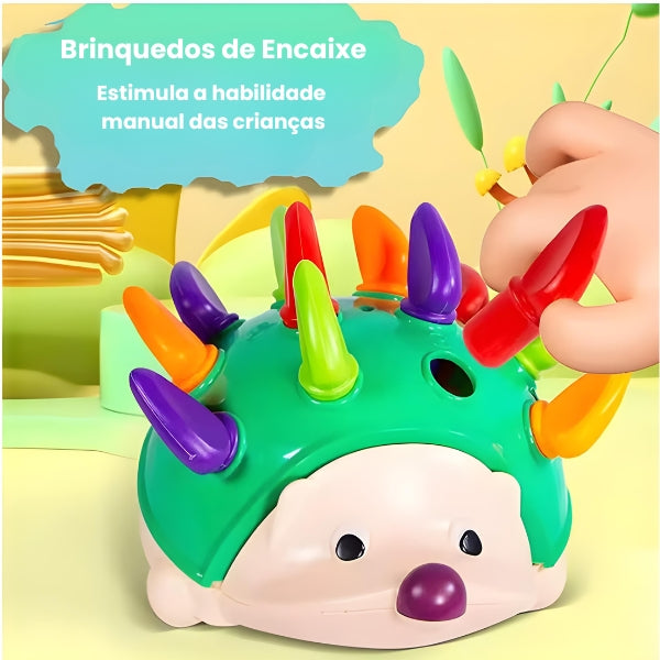Ouriço sensorial SenseHedge com espinhos encaixados. Brinquedo montessori que estimula habilidades motoras e cognitivas