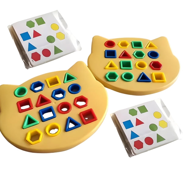 Blocos do GeoPlay sendo encaixados por formato. Exercício ideal para coordenação olho-mão e lógica infantil