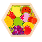 Criança brincando com o FormaCerta, evidenciando os benefícios pedagógicos do brinquedo no desenvolvimento cognitivo e motor.