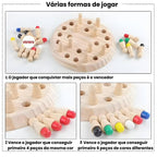 Criança jogando o MemoGenius. Brinquedo estratégico que estimula a memória, o foco e o raciocínio lógico desde cedo