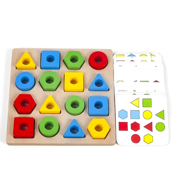 Criança montando figuras com o GeoPlay. Estimula a criatividade, a percepção espacial e a interação com formas e cores