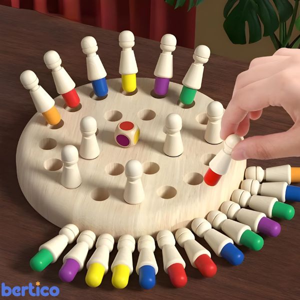 Crianças jogando MemoGenius em dupla. Jogo social que incentiva a interação e o desenvolvimento de estratégias