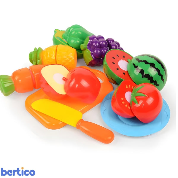 Faca e tábua do MiniChef Kids sendo usadas para simular cortes. Brinquedo ideal para brincar de cozinhar com realismo