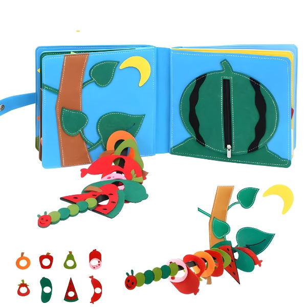 FeltStory sendo usado durante viagem. Livro educativo portátil ideal para momentos fora de casa