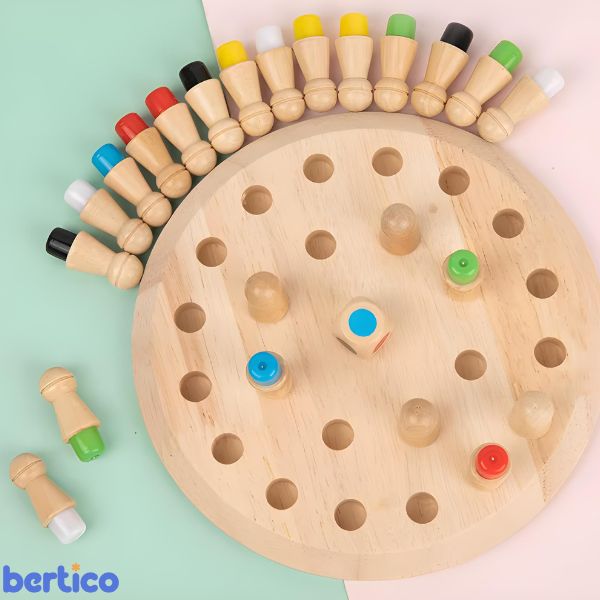 Início do jogo MemoGenius com pinos sendo posicionados. Estimula o planejamento e a coordenação motora das crianças