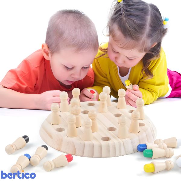 Peças e pinos do MemoGenius fora do tabuleiro. Jogo versátil e fácil de montar para brincadeiras em qualquer lugar