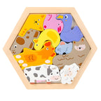 Visão lateral do FormaCerta mostrando as camadas tridimensionais e texturas em madeira natural, promovendo estímulo tátil e visual